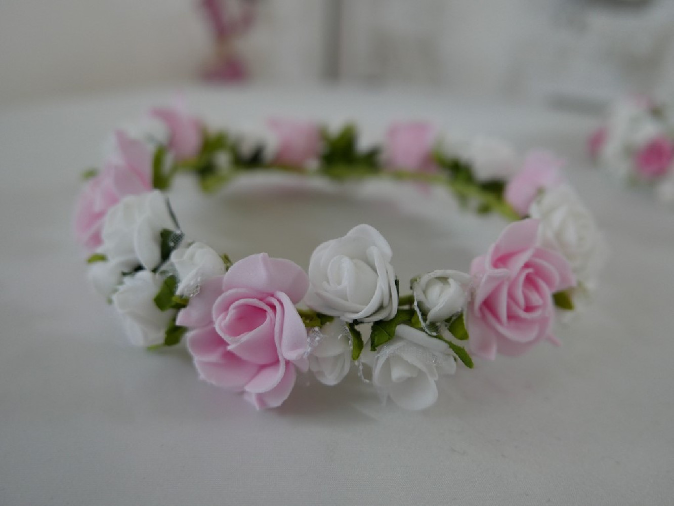 Biało -różowy wianek z kwiatów jak żywe na koczek