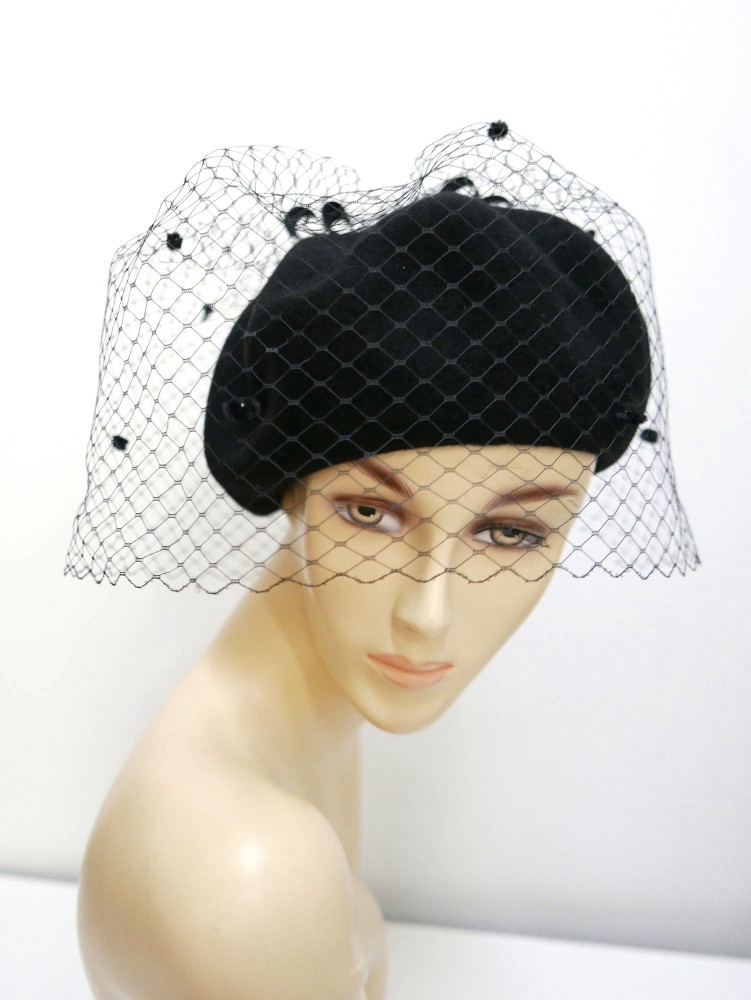 Czarny beret z woalką i kokardą | Zuwika Design