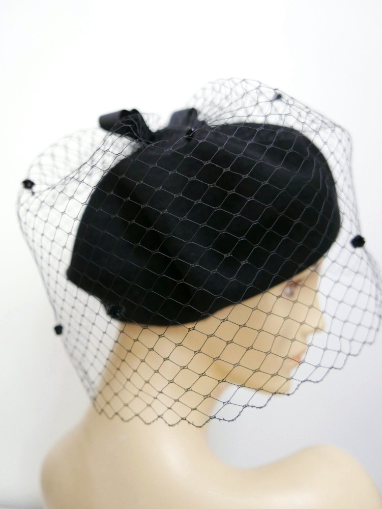 Czarny beret z woalką i kokardą | Zuwika Design