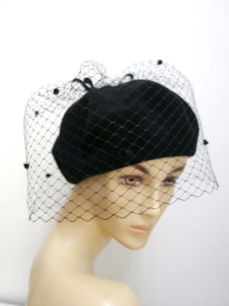 Czarny beret z woalką i kokardą | Zuwika Design
