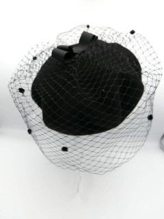 Czarny beret z woalką i kokardą | Zuwika Design