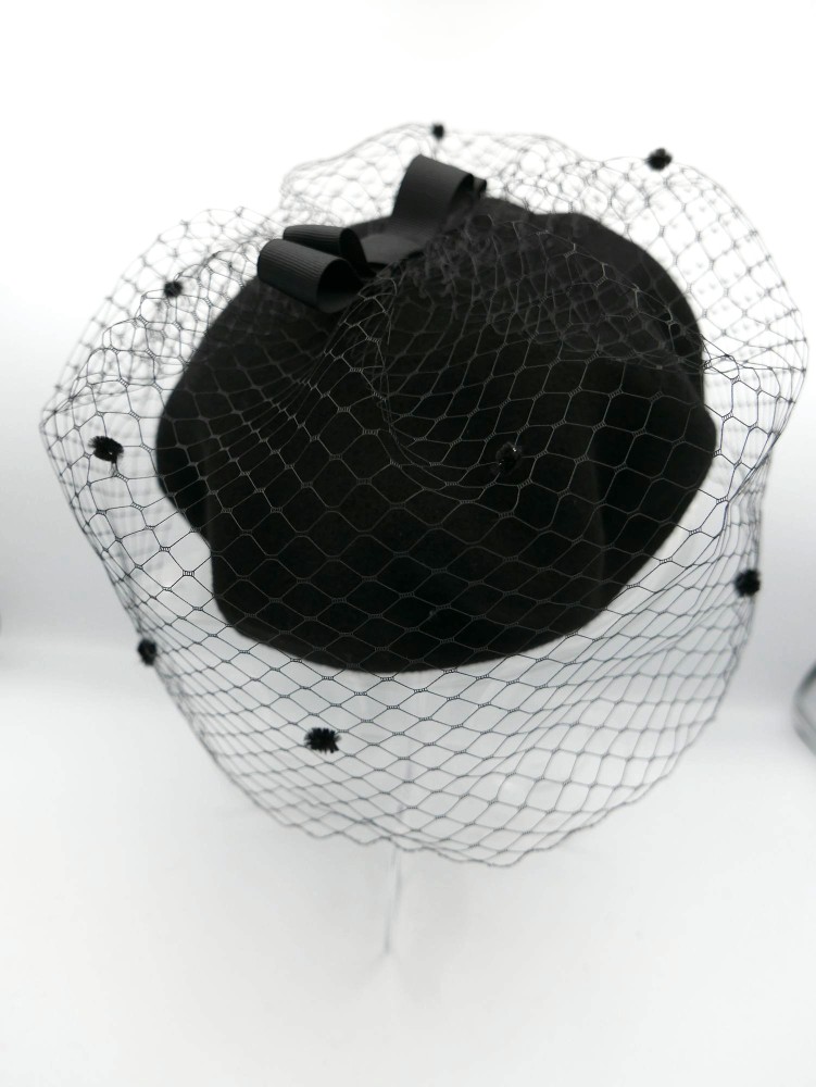 Czarny beret z woalką i kokardą | Zuwika Design