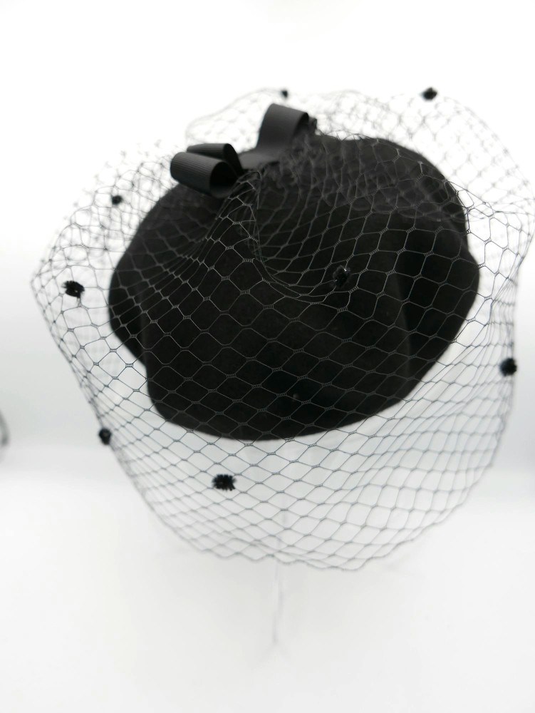 Czarny beret z woalką i kokardą | Zuwika Design