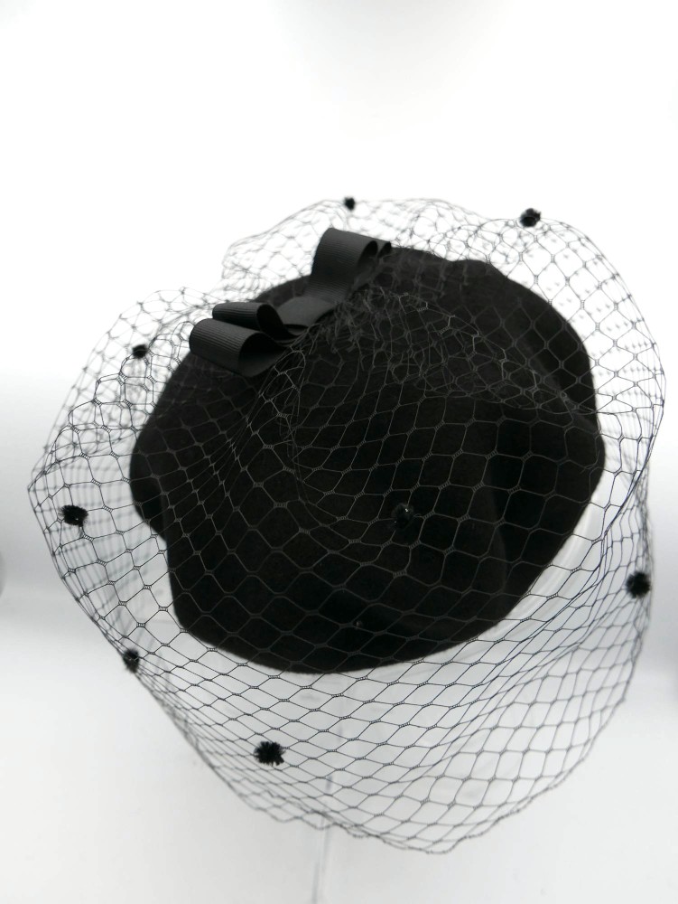 Czarny beret z woalką i kokardą | Zuwika Design