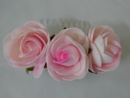 Różowe kwiaty stroik na grzebyku