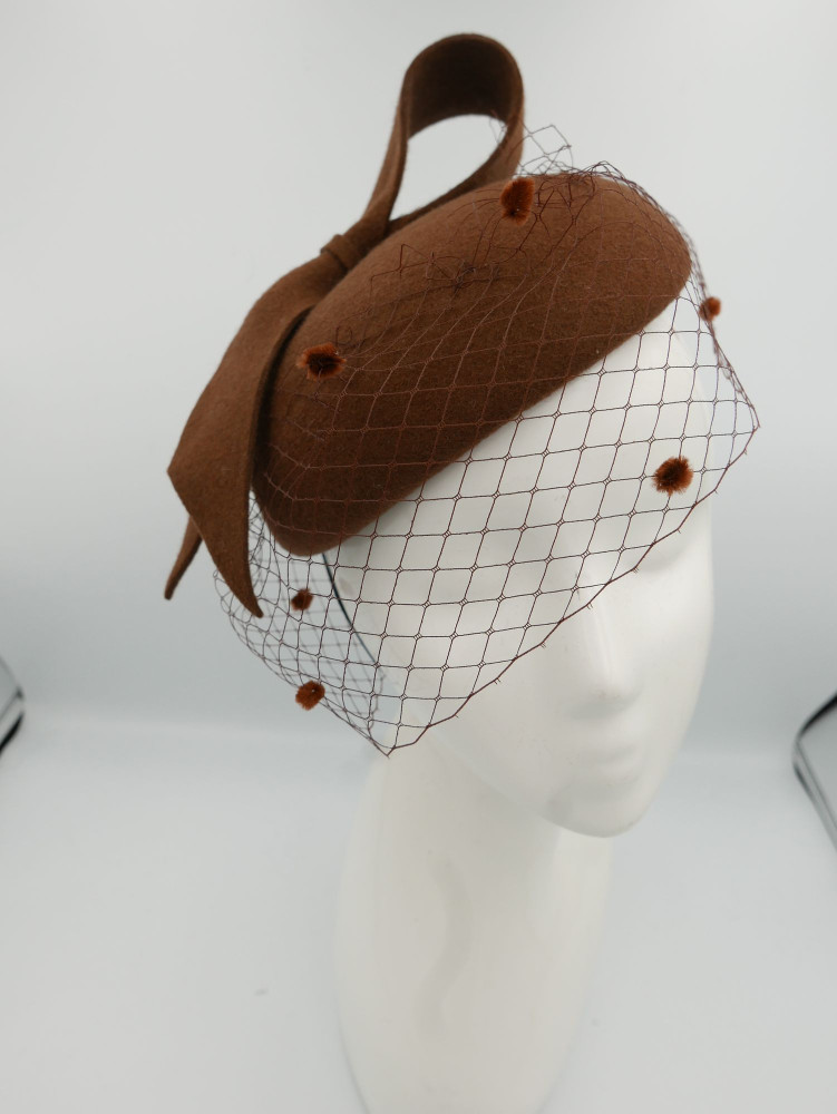 Walentyna, brązowy mini beret filcowy z woalką | Zuwika Design