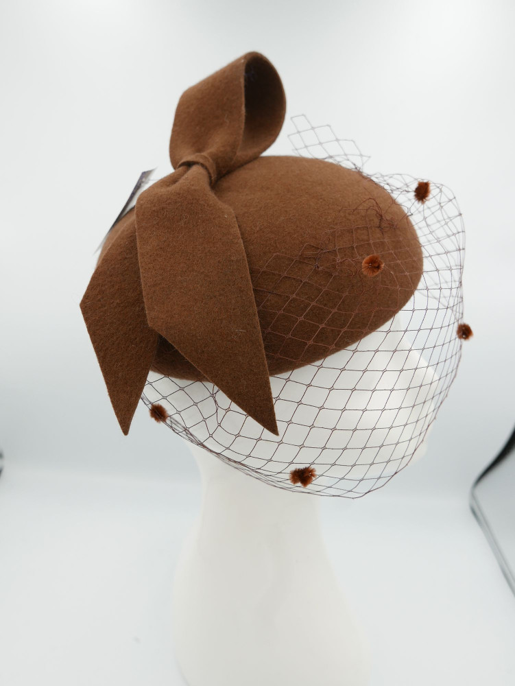 Walentyna, brązowy mini beret filcowy z woalką | Zuwika Design