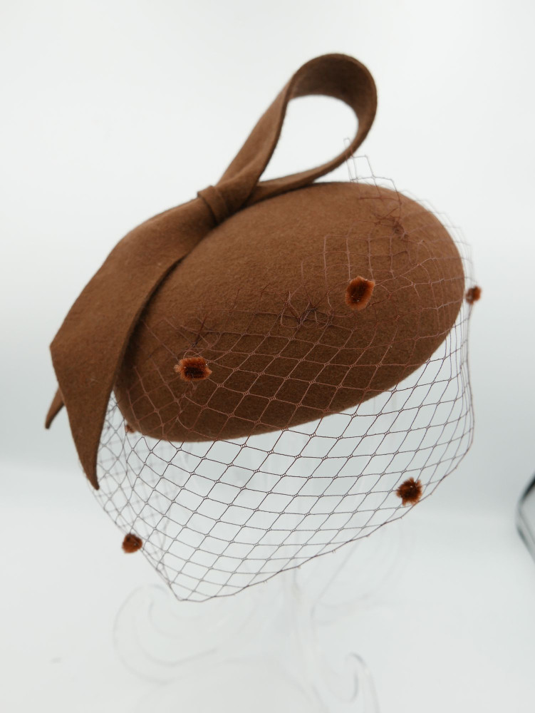 Walentyna, brązowy mini beret filcowy z woalką | Zuwika Design
