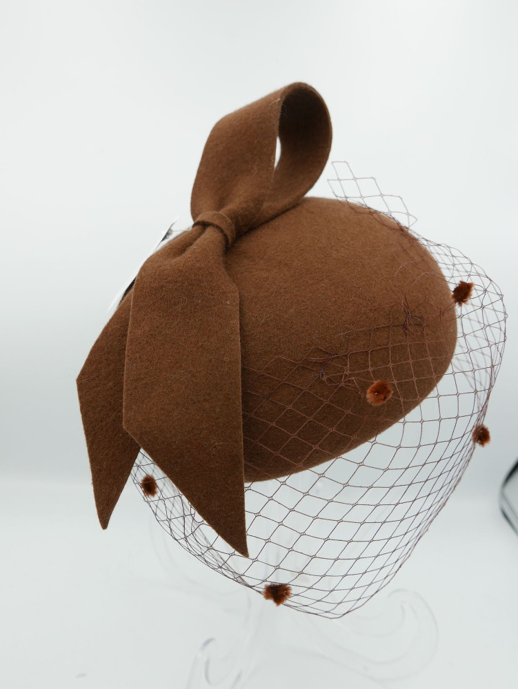 Walentyna, brązowy mini beret filcowy z woalką | Zuwika Design