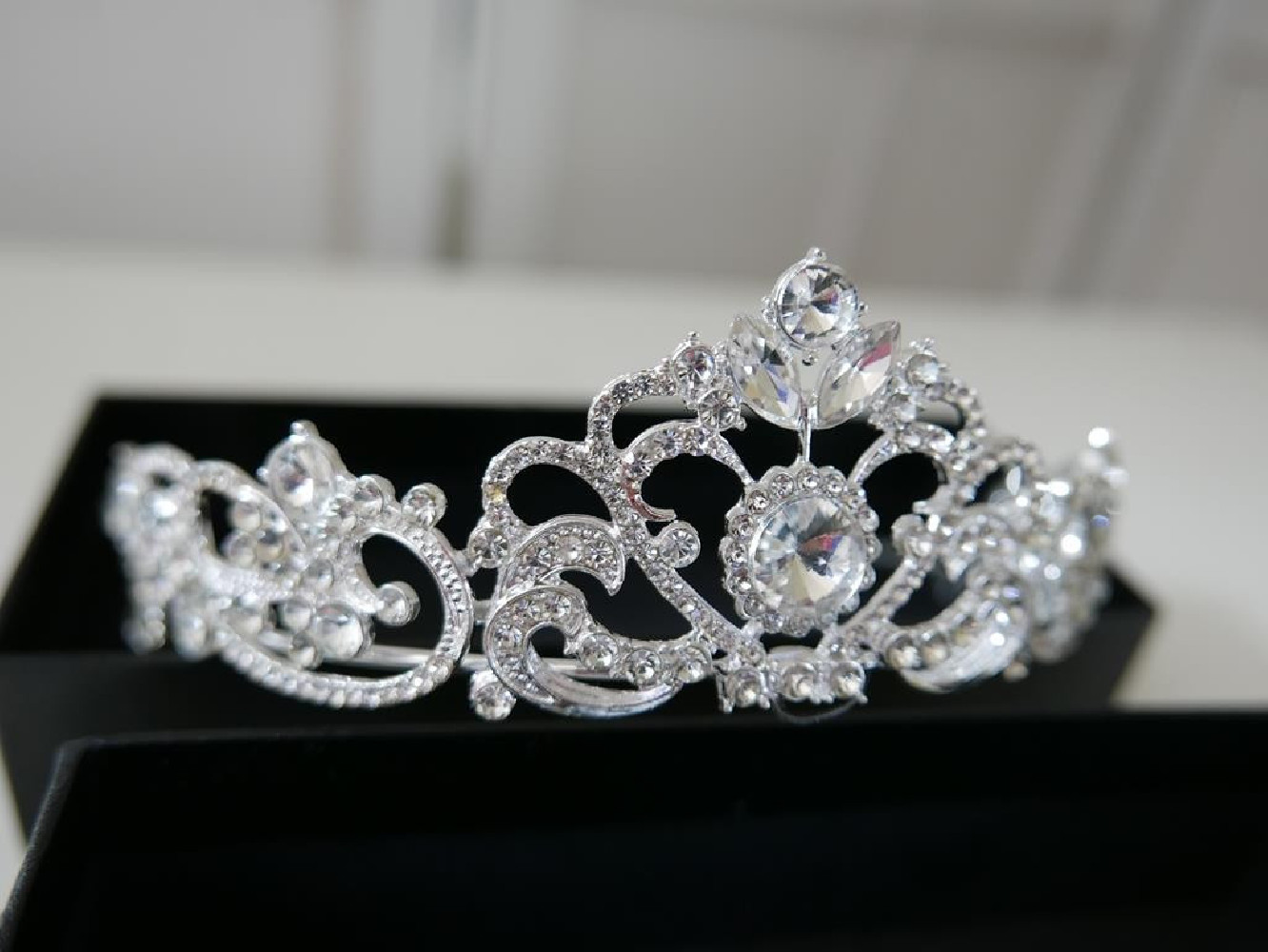 Srebrny diadem z kryształów