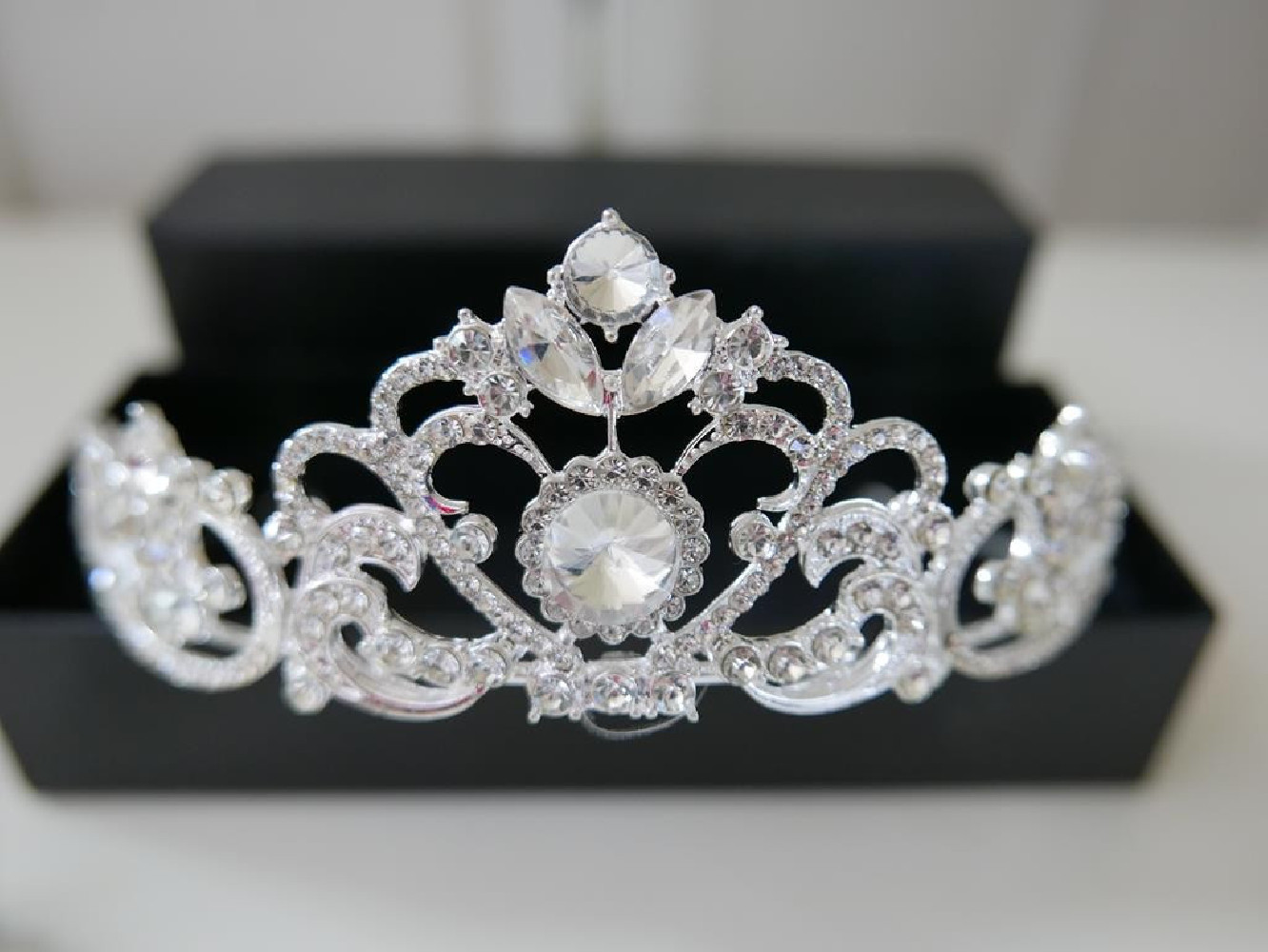 Srebrny diadem z kryształów