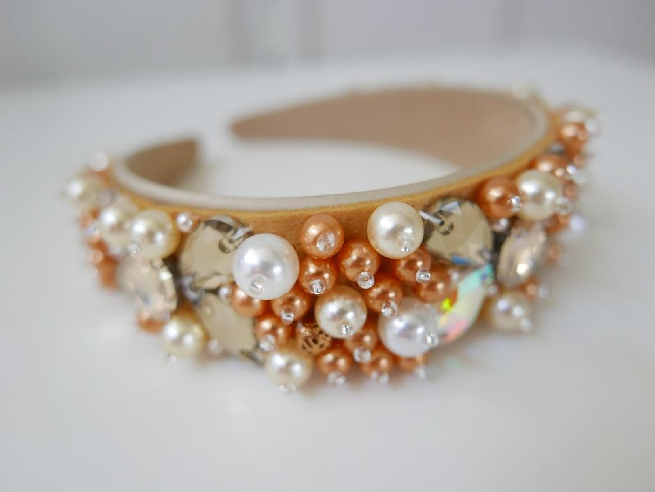 Brzoskwiniowe perły przepaska szer. 4 cm