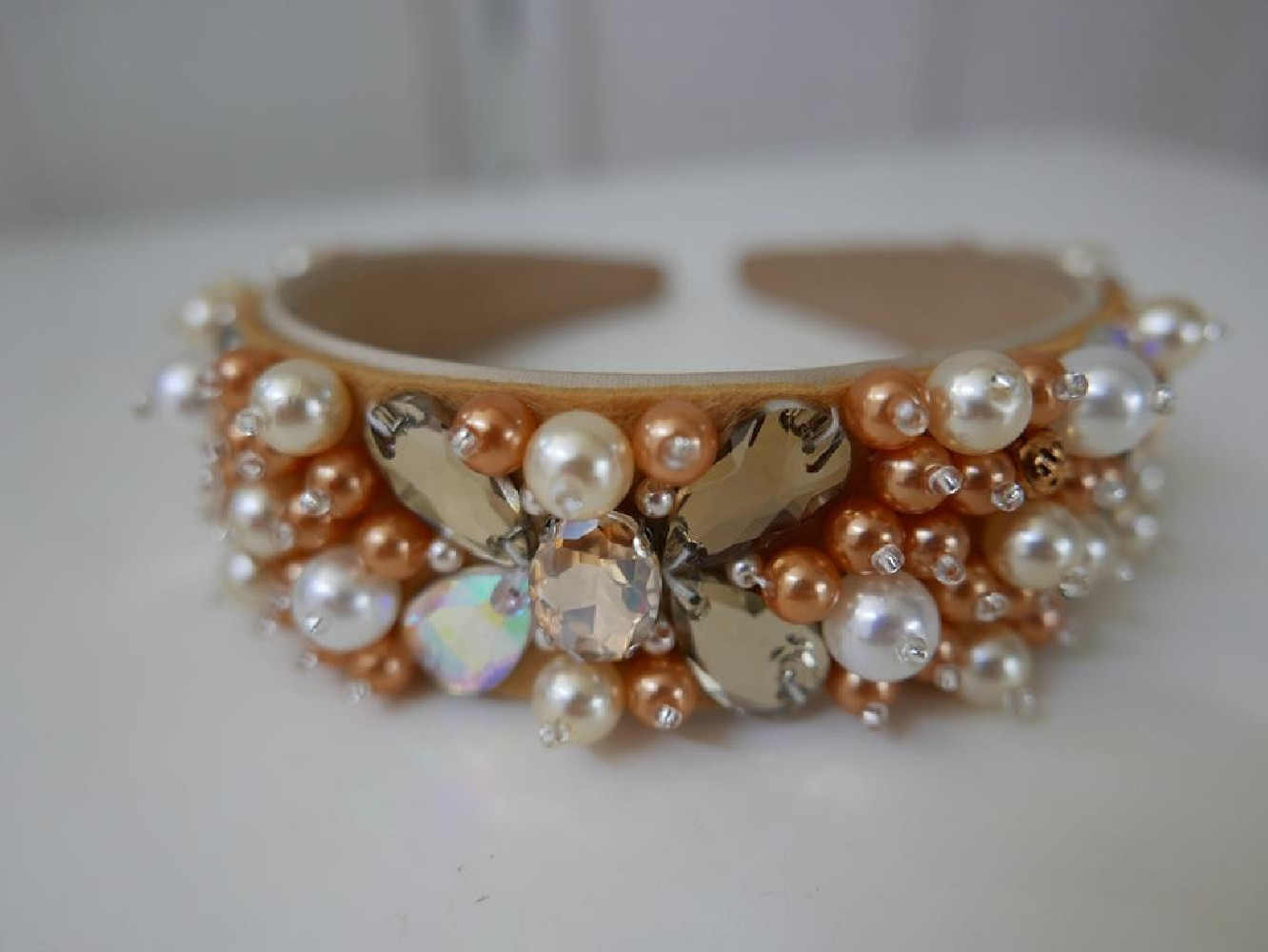 Brzoskwiniowe perły przepaska szer. 4 cm