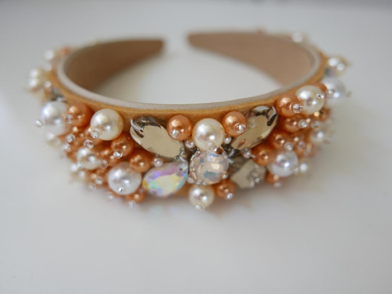 Brzoskwiniowe perły przepaska szer. 4 cm