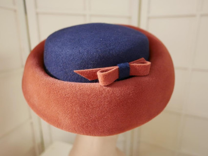 Łucja granatowo herbaciany kapelusz toczek