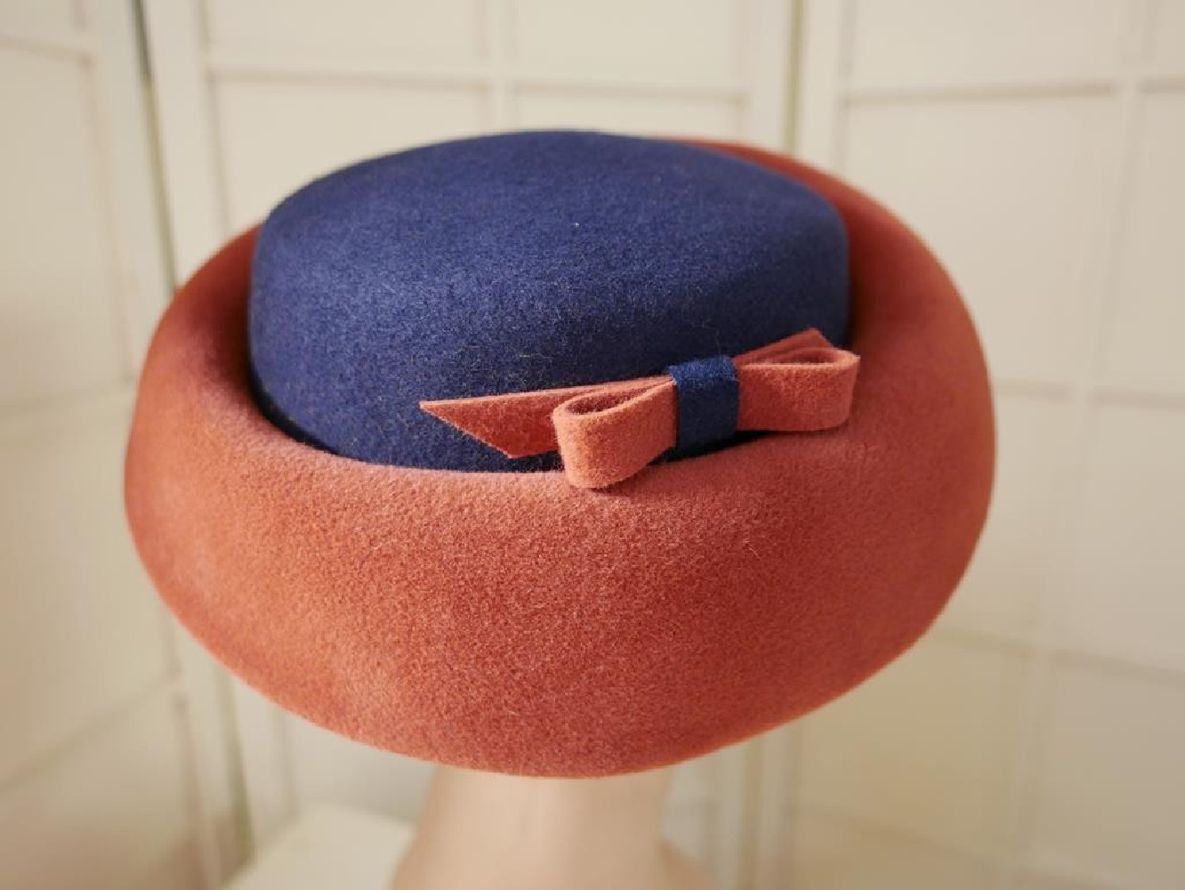 Łucja granatowo herbaciany kapelusz toczek