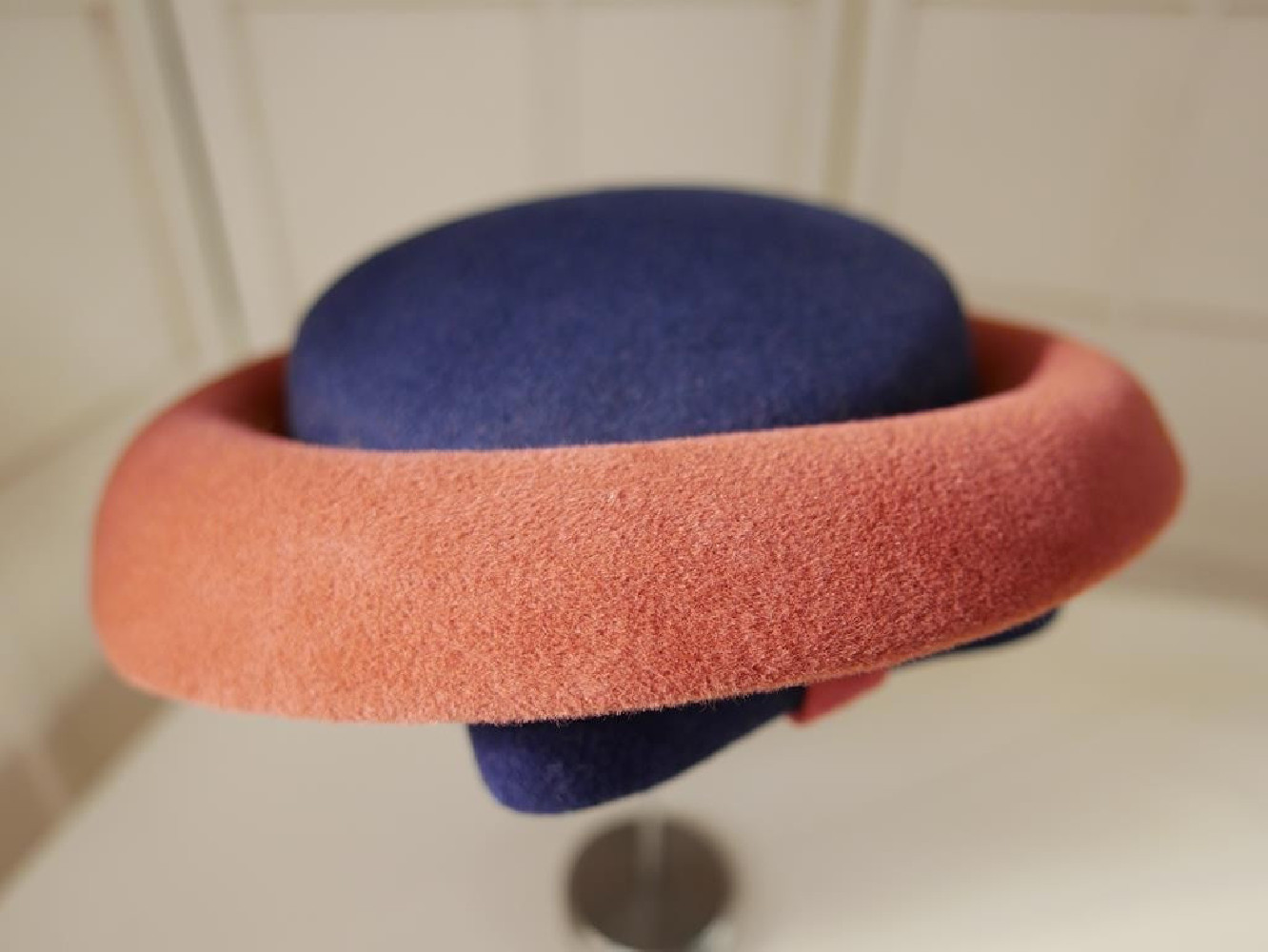 Łucja granatowo herbaciany kapelusz toczek