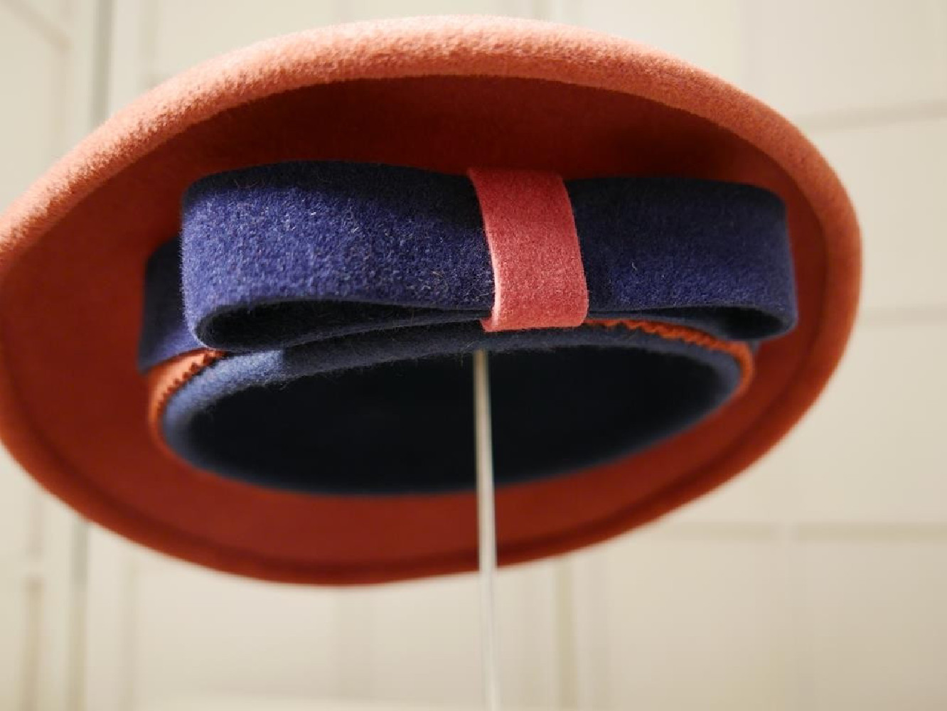 Łucja granatowo herbaciany kapelusz toczek