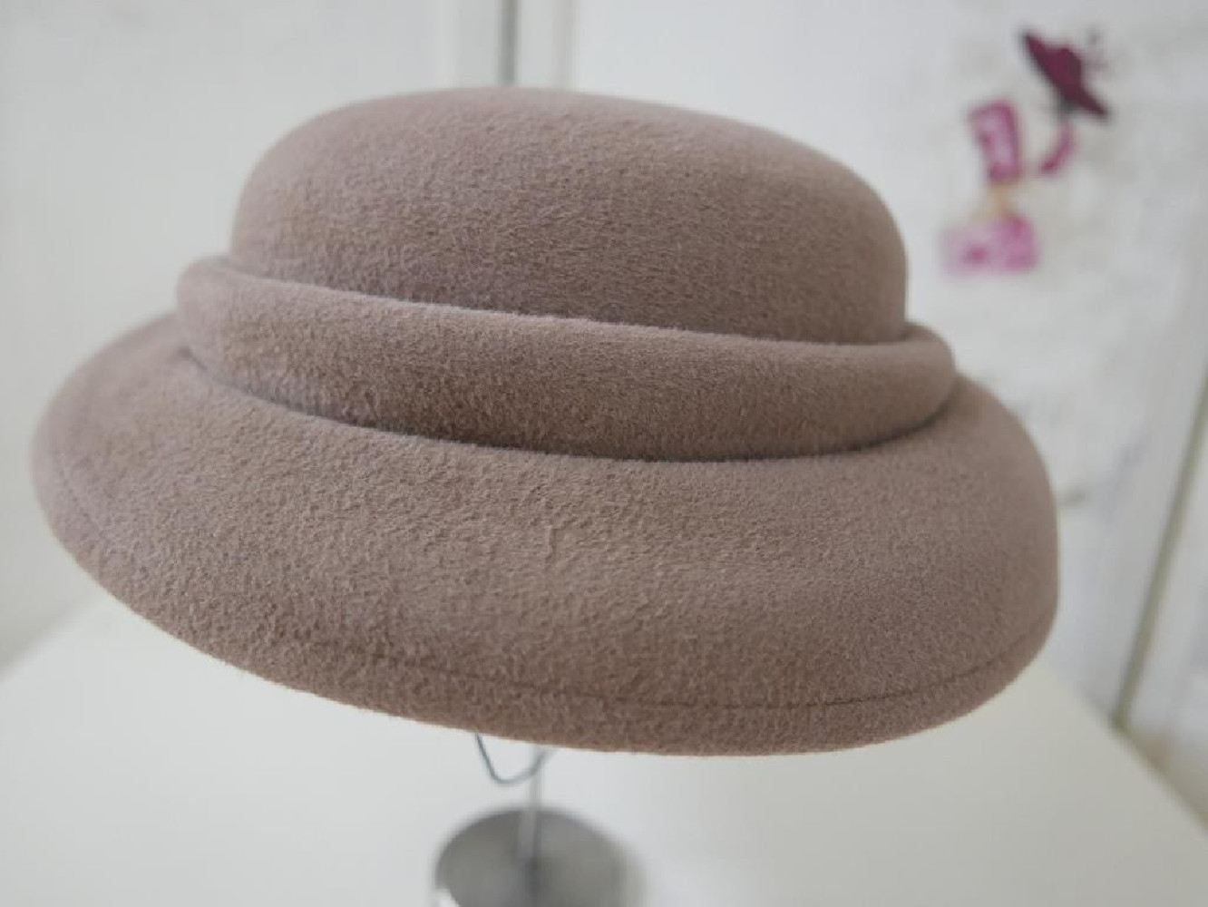 Leona, beżowy kapeluszo toczek 55-57cm