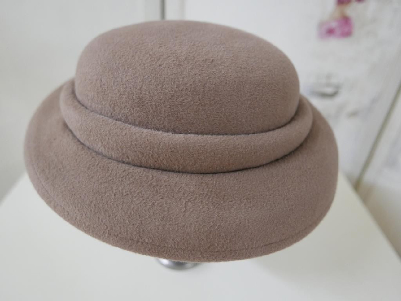 Leona, beżowy kapeluszo toczek 55-57cm