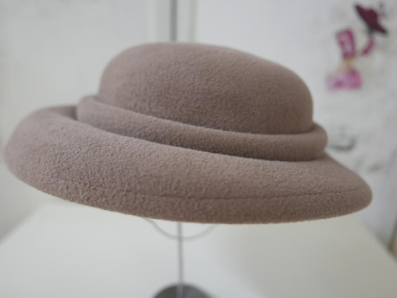 Leona, beżowy kapeluszo toczek 55-57cm