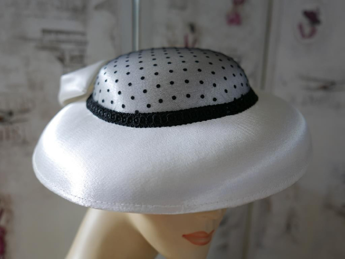 Śmietankowo czarny kapelusz koktajlowy z satyny