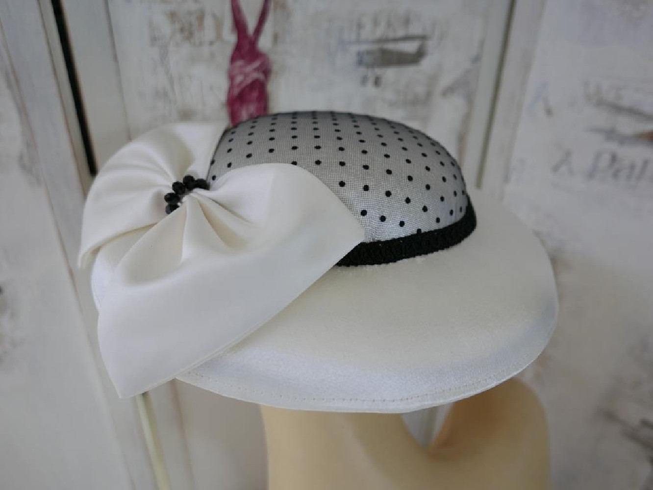 Śmietankowo czarny kapelusz koktajlowy z satyny