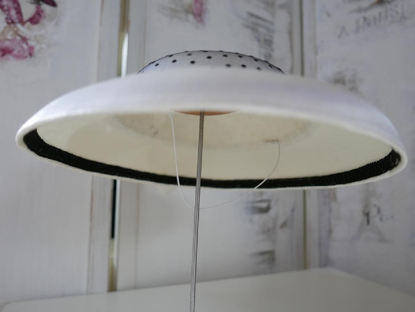 Śmietankowo czarny kapelusz koktajlowy z satyny