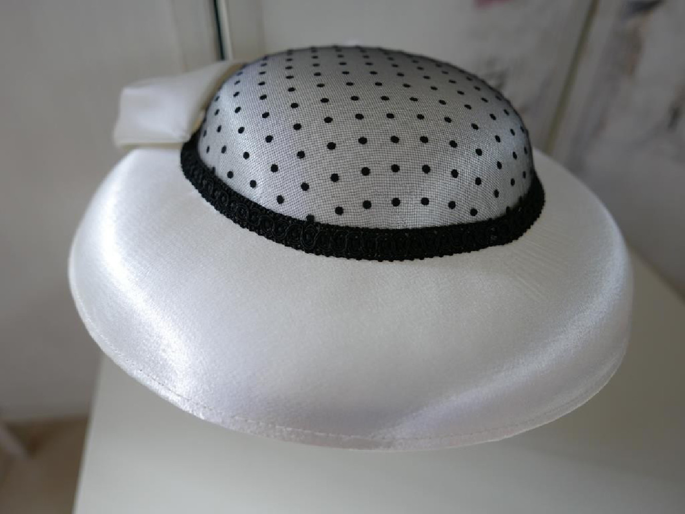 Śmietankowo czarny kapelusz koktajlowy z satyny