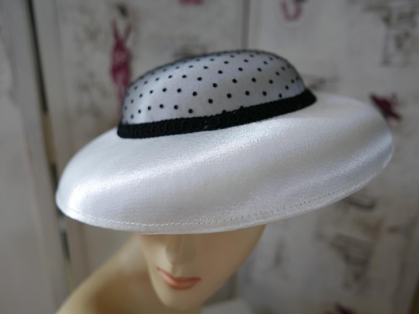 Śmietankowo czarny kapelusz koktajlowy z satyny