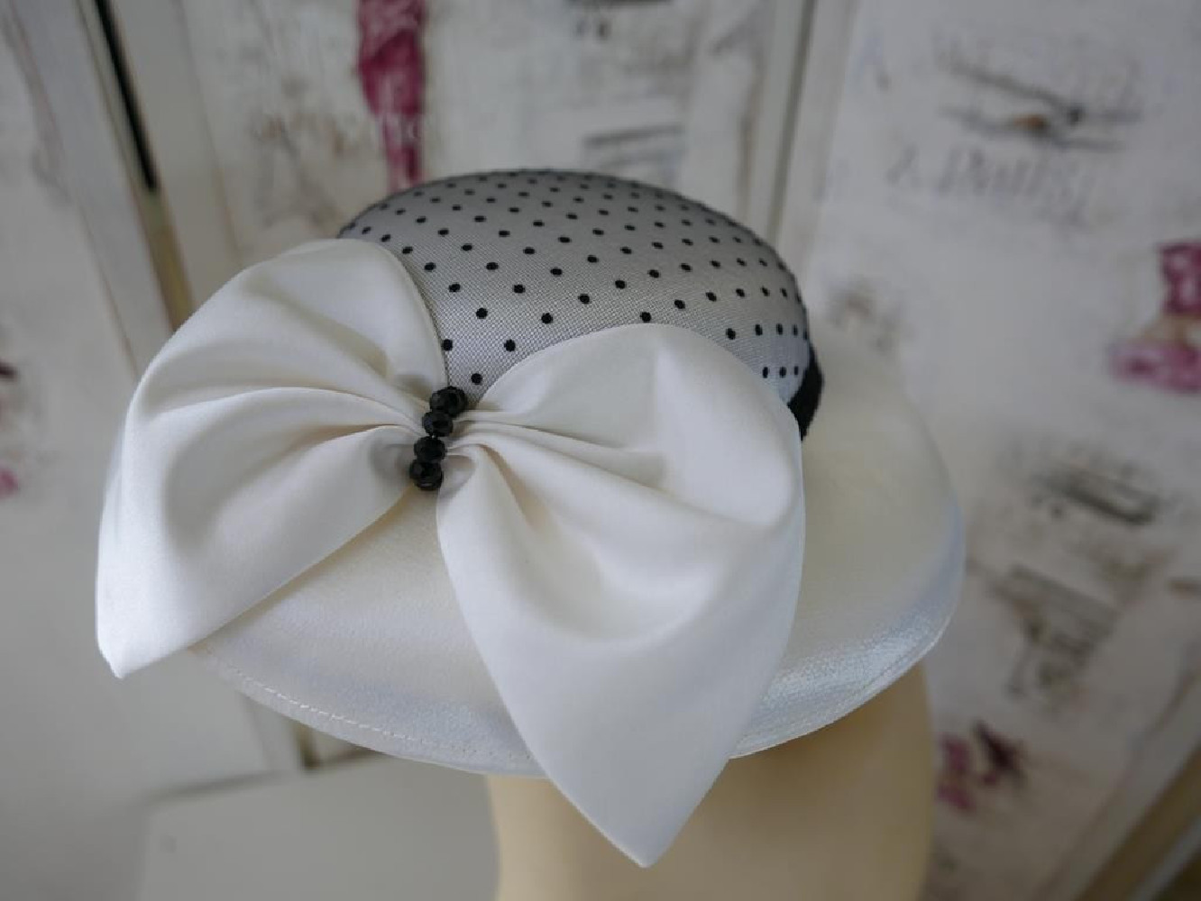 Śmietankowo czarny kapelusz koktajlowy z satyny