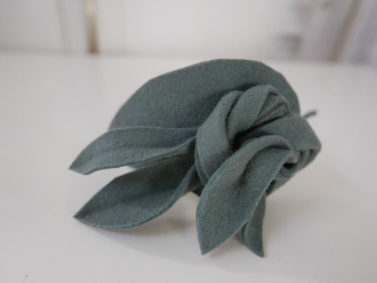 Szaro mietowy fascynator filcowy