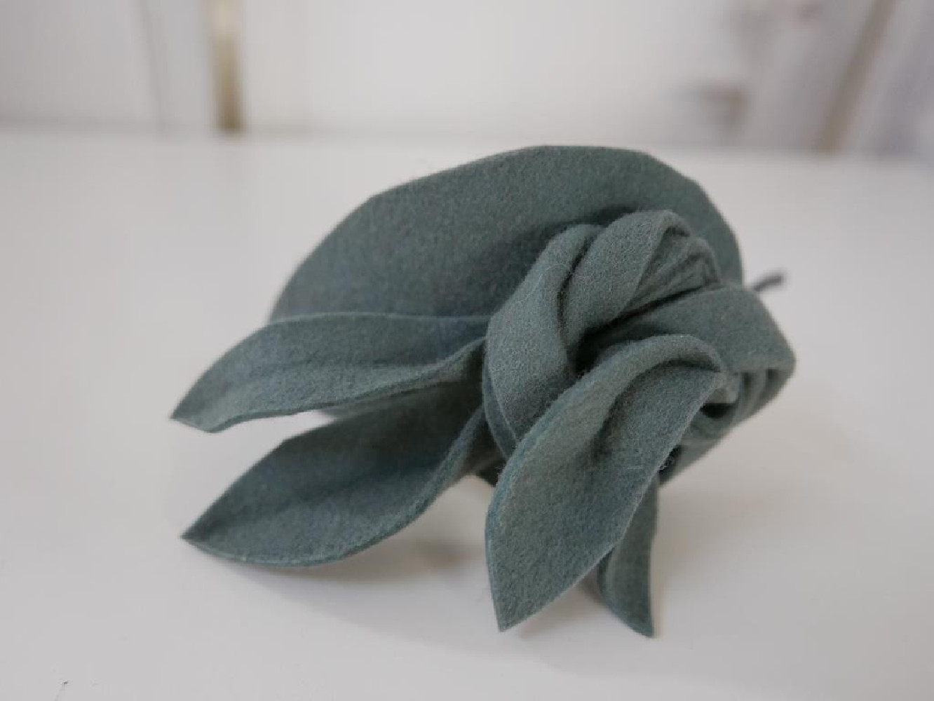 Szaro mietowy fascynator filcowy