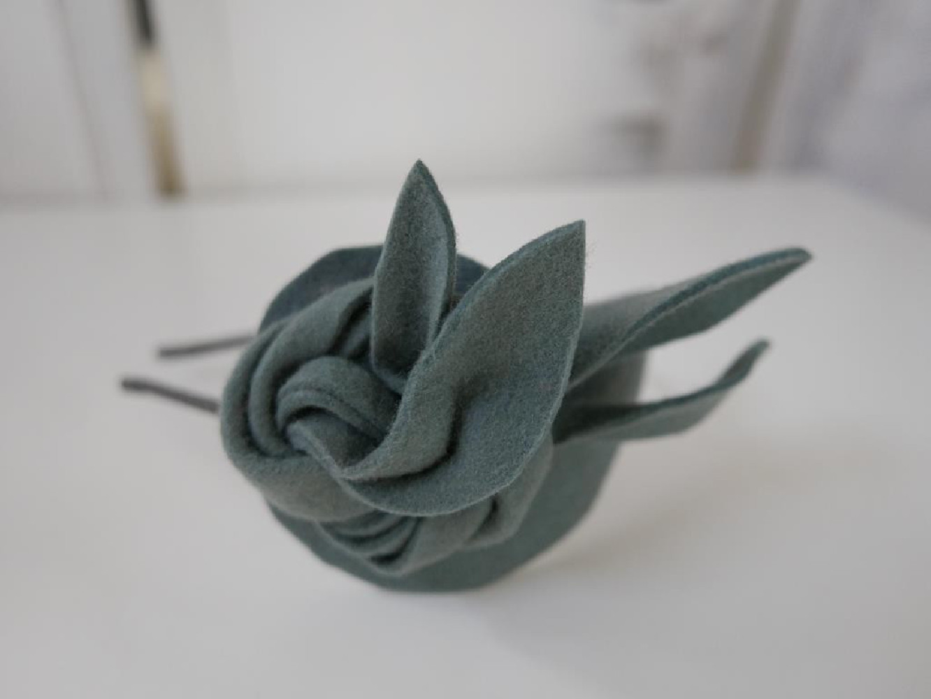 Szaro mietowy fascynator filcowy