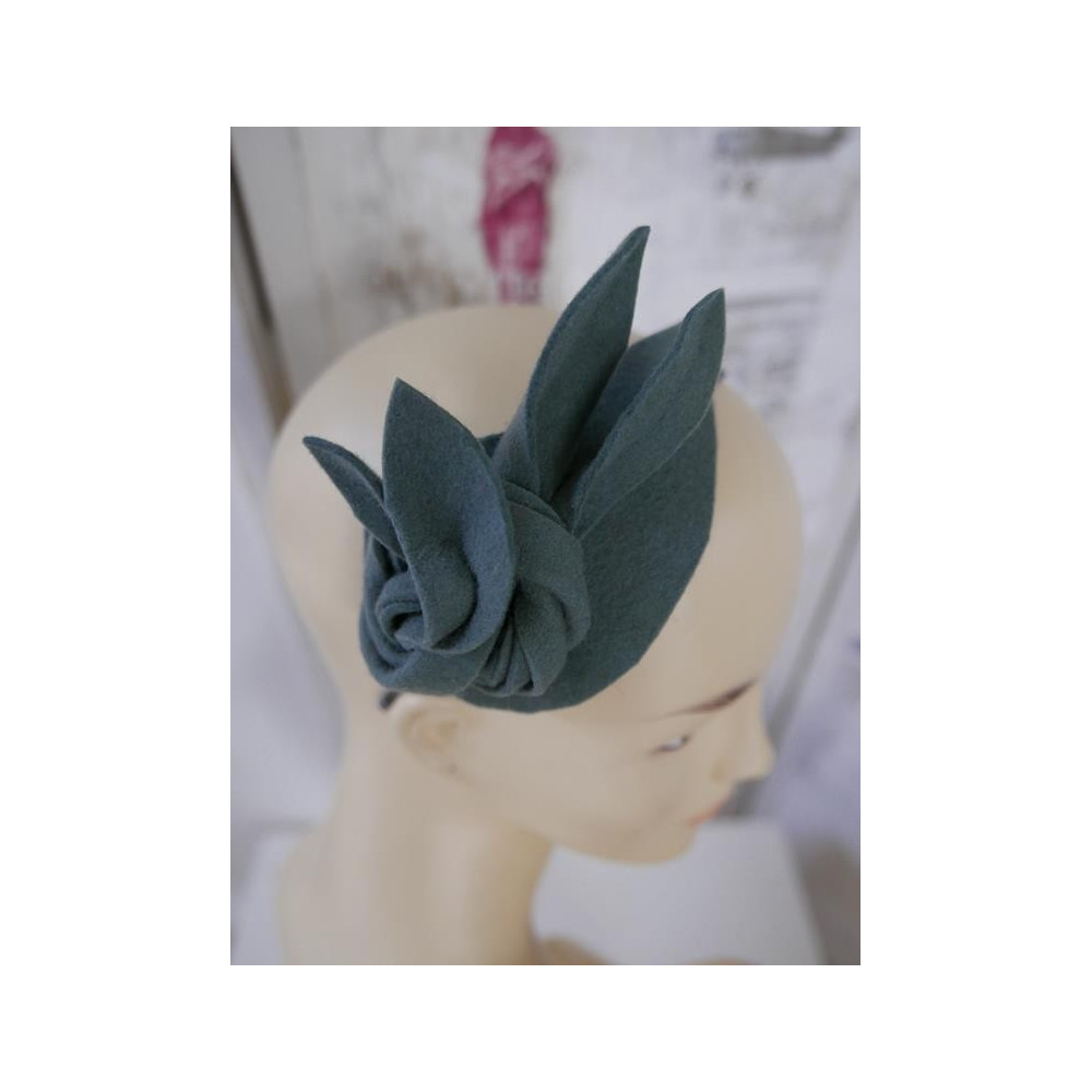 Szaro mietowy fascynator filcowy