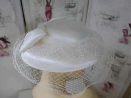 Śmietankowy kapelusz koktajlowy z satyny z woalką