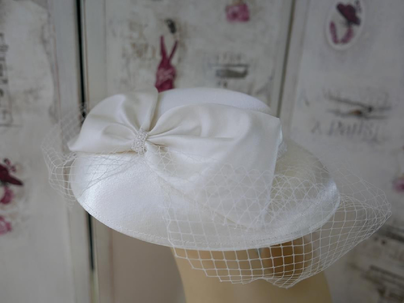 Śmietankowy kapelusz koktajlowy z satyny z woalką