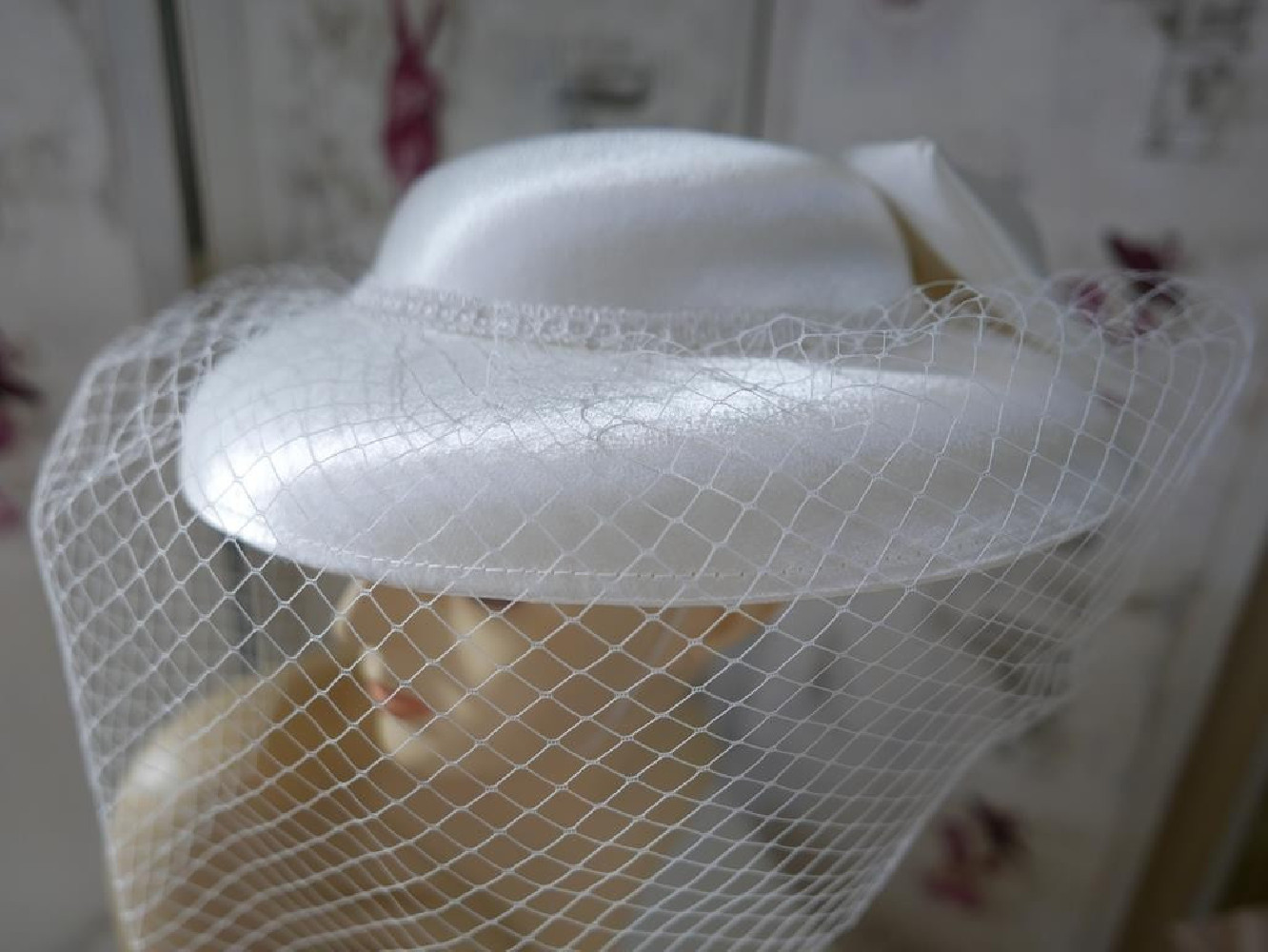 Śmietankowy kapelusz koktajlowy z satyny z woalką