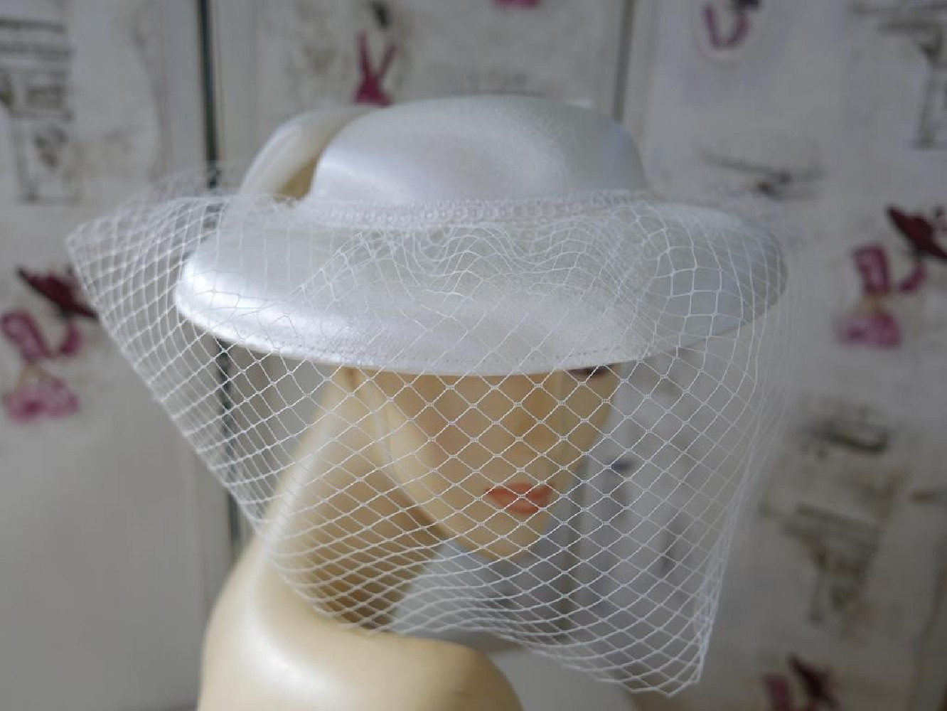 Śmietankowy kapelusz koktajlowy z satyny z woalką