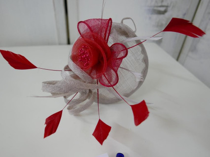 Szaro czerwony fascynator z sinamay na przepasce