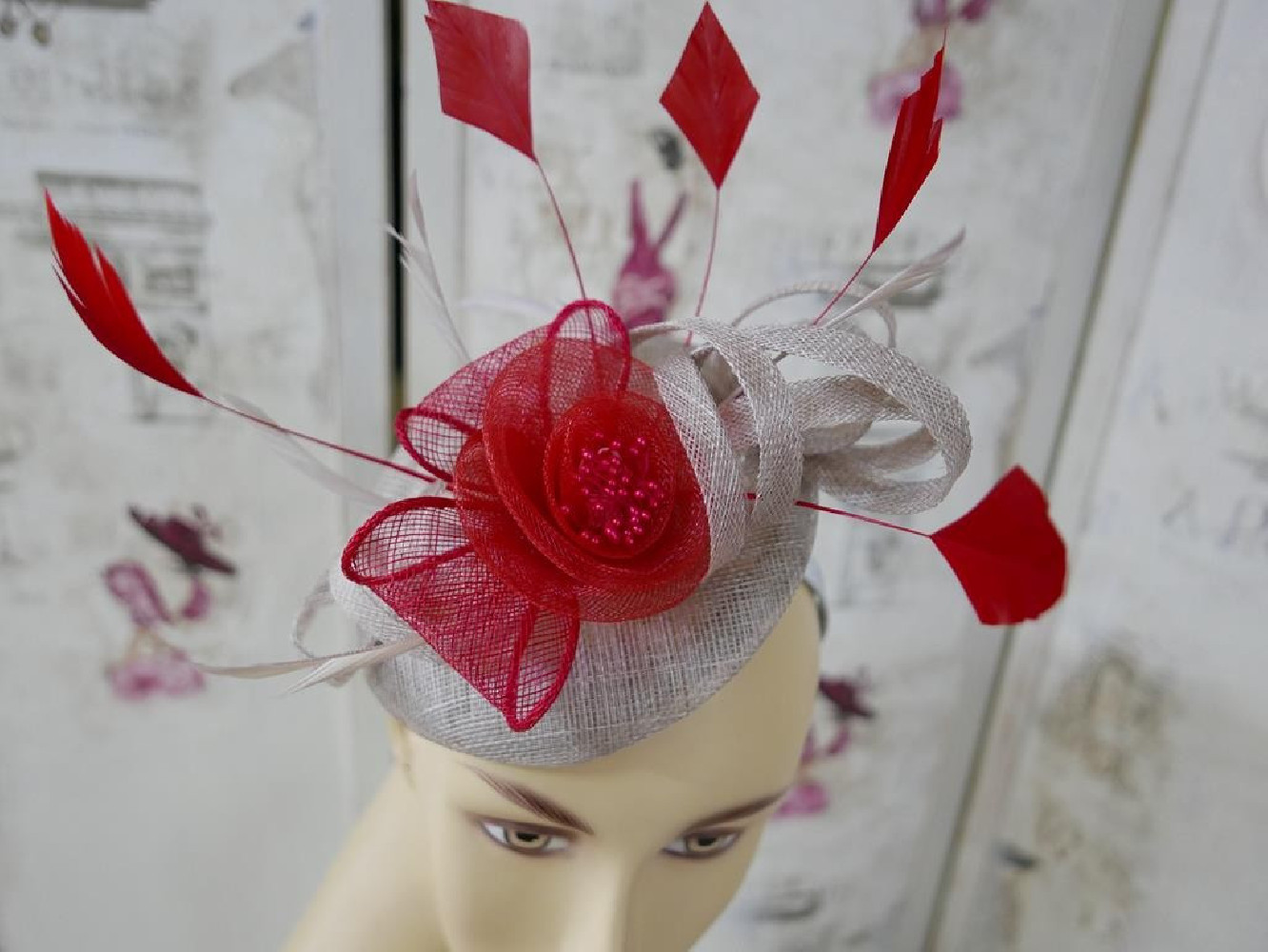 Szaro czerwony fascynator z sinamay na przepasce