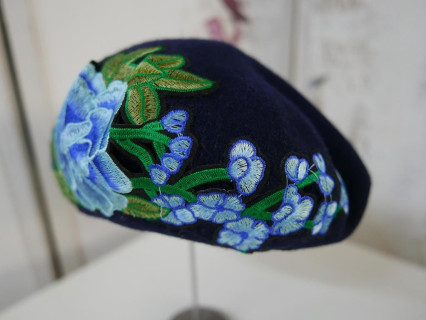 Granatowy z niebieskim beret dzianina wełna z aplikacją