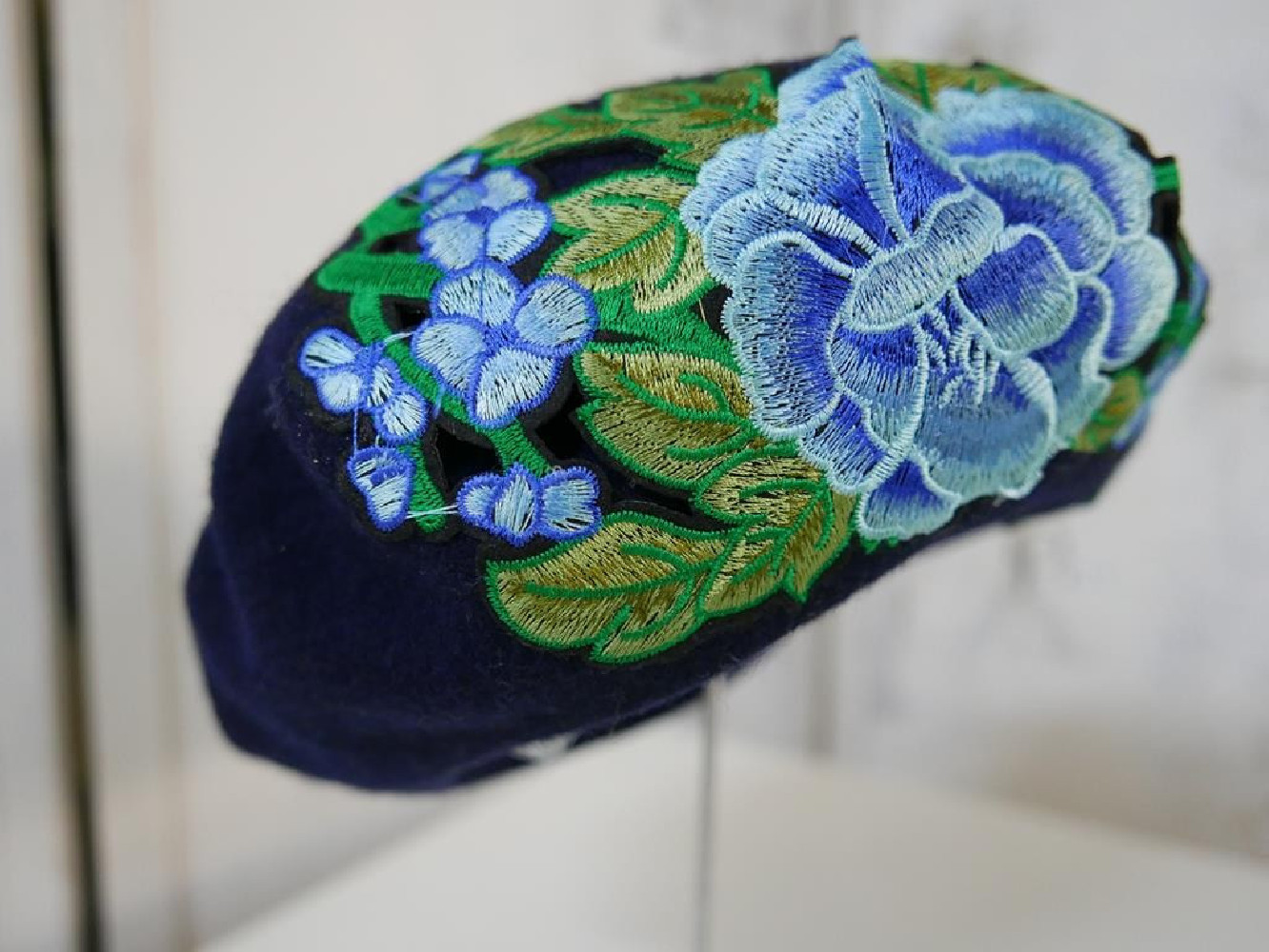 Granatowy z niebieskim beret dzianina wełna z aplikacją