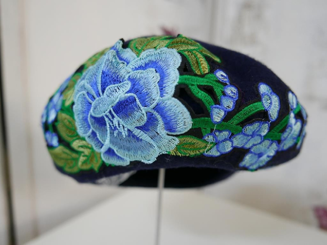 Granatowy z niebieskim beret dzianina wełna z aplikacją