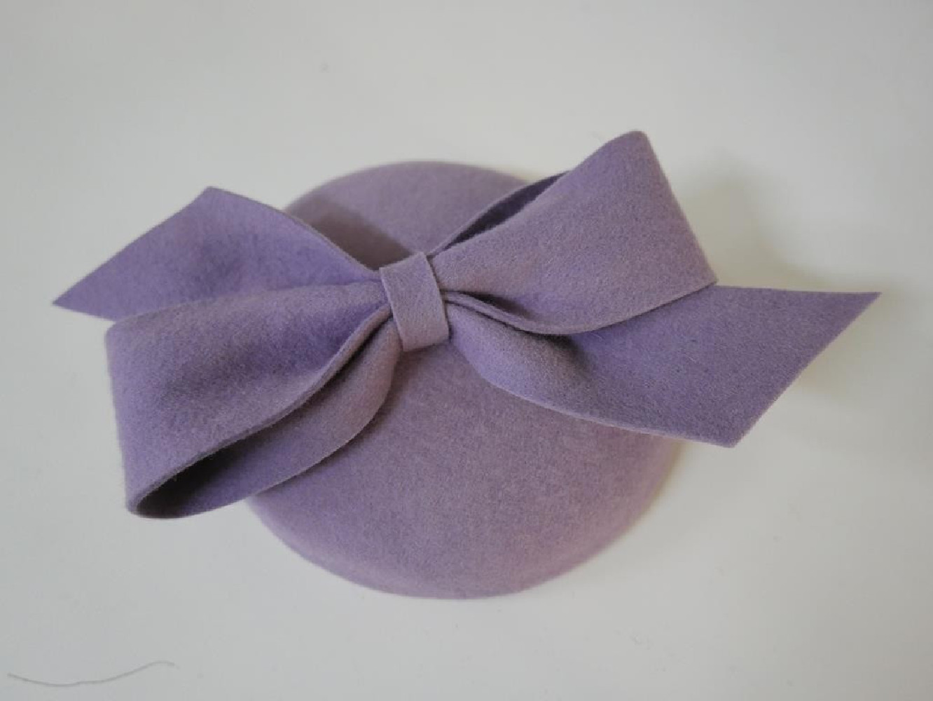 Liliowy  z kokardą mini toczek filcowy fascynator