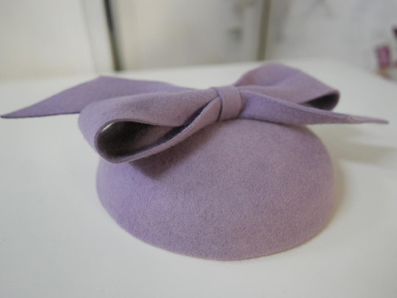 Liliowy  z kokardą mini toczek filcowy fascynator