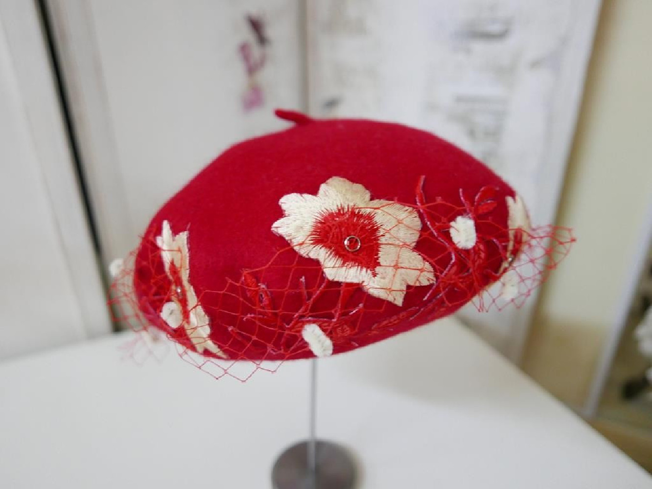 Czerwony beret dzianina wełna z aplikacją i woalką