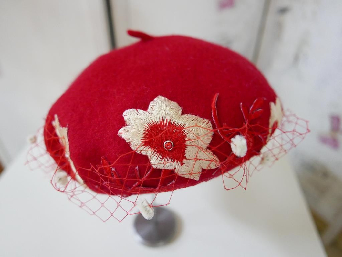 Czerwony beret dzianina wełna z aplikacją i woalką