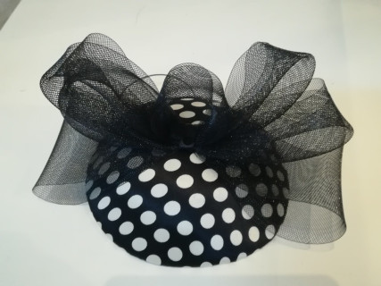 Biało czarny w groszki mini toczek fascynator