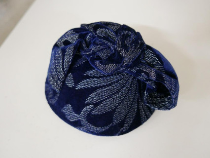 Granatowy haftowany welur-i mini toczek fascynator